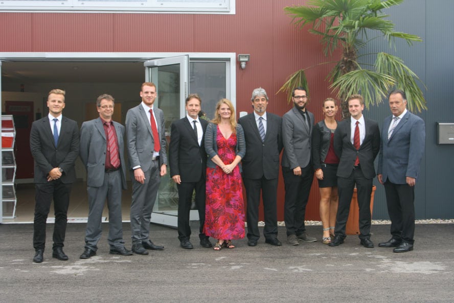 Photo de groupe dans le cadre de l'ouverture du nouveau site de production